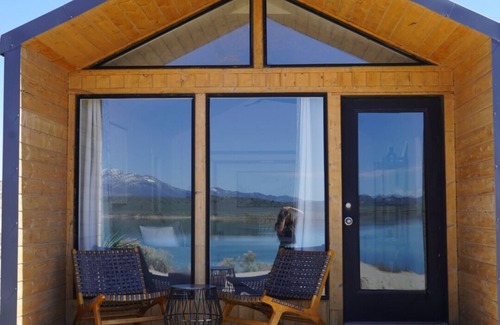 Levan Cabin | King Bed-Firepit-Shade-Chairs-Dark Skies