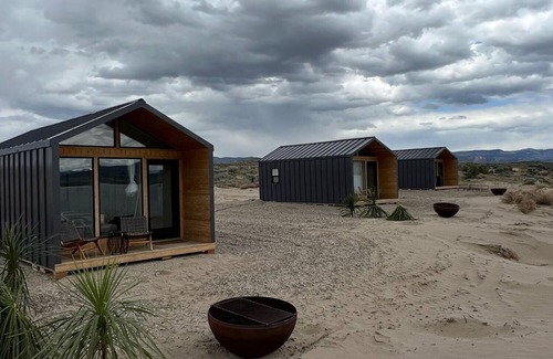Levan Cabin | King Bed-Firepit-Shade-Chairs-Dark Skies