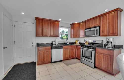 Cheektowaga House | Inviting King Bed Retreat with Spa, Kitchen & Hot Tub