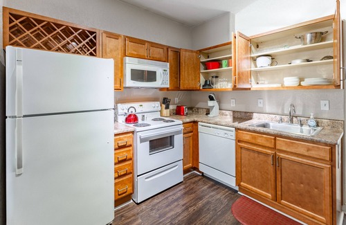 Huntsville Apartment | Comfortable Stay with King Bed, Fast WiFi & Pool Access