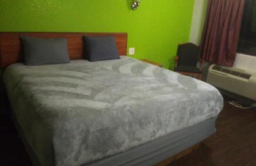 Livingston Apartment | King Bed Hotel Studio 114