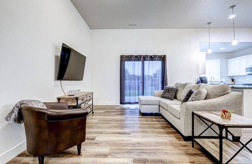 South Richland House | King Bed, Large Yard & 3 Car Garage 4/2 - #1588