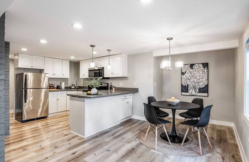 Hillwood Apartment | King Bed | Laundry | Mins to Seattle | Game Room