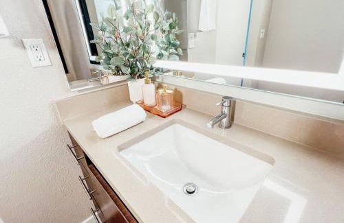 Mountain View Apartment | Pet-Friendly Ocean View Retreat with Pool & Hot Tub
