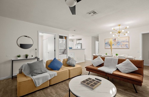 Chestnut House | King Bed~Open Living Area~Private Parking~5 Minutes to DT~Fully Stocked Kitchen