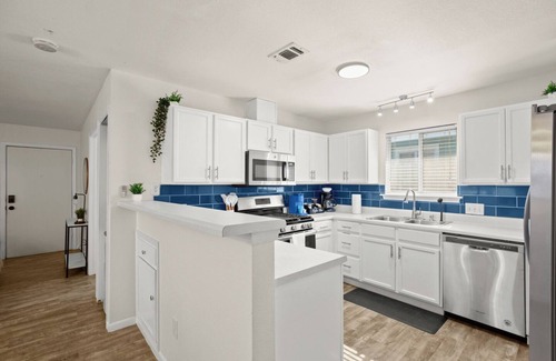 Chestnut House | King Bed~Open Living Area~Private Parking~5 Minutes to DT~Fully Stocked Kitchen