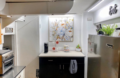 West Ridge Apartment | Discover Chicago: Free Parking & In-Unit Laundry Await!
