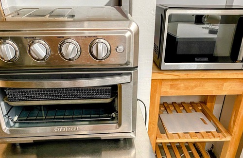 West Ridge Apartment | Discover Chicago: Free Parking & In-Unit Laundry Await!