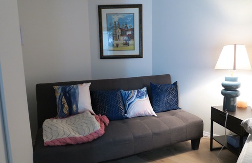 Delta House | Relax in a Private King Suite with Lake View & Spa Access