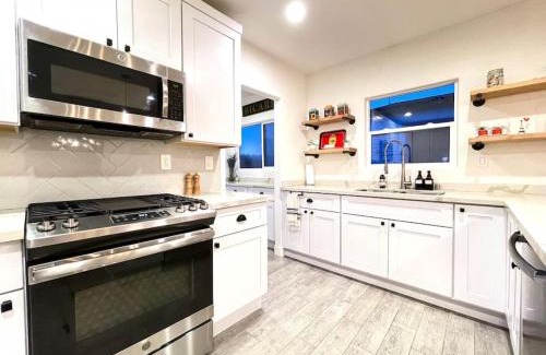 Central Sacramento House | Comfortable King Bed with Private Yard & Driveway Parking