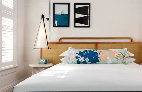 Old Town Hotel | Cozy King Bed Room in Key West: Ideal for Friends & Couples
