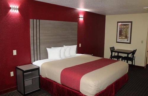 Fort Worth Hotel | Cozy Scottish Inns: King Bed, Free Parking & Workspace