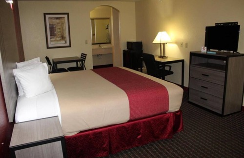 Fort Worth Hotel | Cozy Scottish Inns: King Bed, Free Parking & Workspace