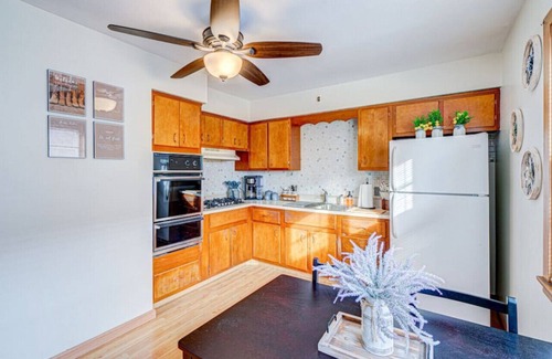 Elmwood Park Apartment | King Bed | Smart TV | Historic Location