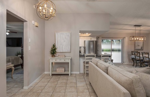 Auburndale House | Premium King Bed Suite with Hot Tub & Game Room Retreat