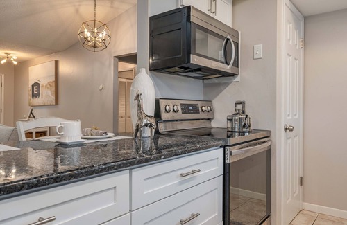 Auburndale House | Premium King Bed Suite with Hot Tub & Game Room Retreat