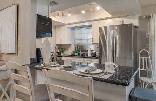 Auburndale House | Premium King Bed Suite with Hot Tub & Game Room Retreat