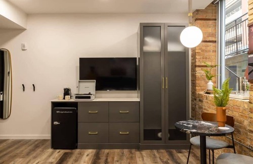 Downtown Apartment | Elegant King Bed Suites at The Finnley Hotel - Rated 9.6