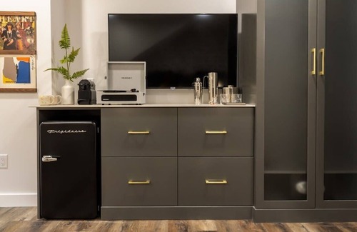 Downtown Apartment | Elegant King Bed Suites at The Finnley Hotel - Rated 9.6
