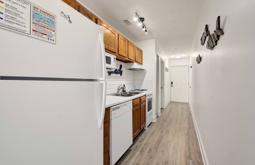 El Centro Beach Condo | Beachside Retreat with Pool and Fast Wi-Fi - 10/10 Rating