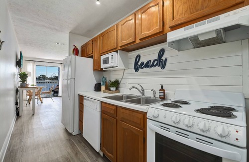 El Centro Beach Condo | Beachside Retreat with Pool and Fast Wi-Fi - 10/10 Rating