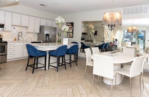 South Central Houston Apartment | Cozy King Bed Retreat with Pool near Downtown & Medical Center