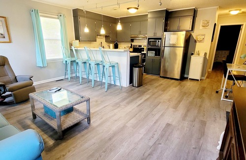 Newport House | Ideal King Bed Retreat – Steps from Downtown Newport Fun