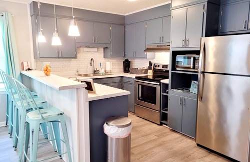 Newport House | Ideal King Bed Retreat – Steps from Downtown Newport Fun