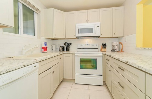 Saint Armands Key Condo | Relax at King Bed Hotel: Walk to St. Armand's Circle!