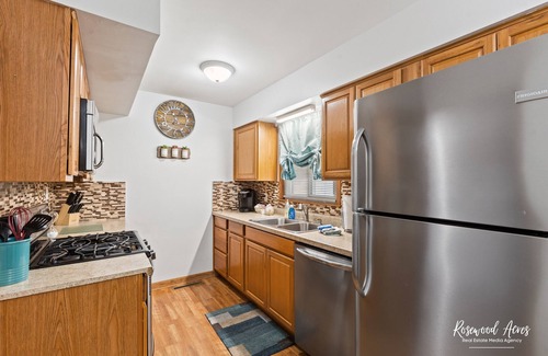 Bradley House | Cozy King Bed Retreat with Fenced Backyard & 65" TV
