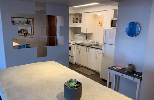Central Okanagan House | Relaxing King Bed Suite with Private Hot Tub & Sauna