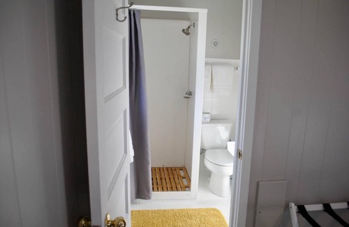 Mount Horeb Hotel | Ideal Getaway at The Little Village, 1 Bedroom King Suite