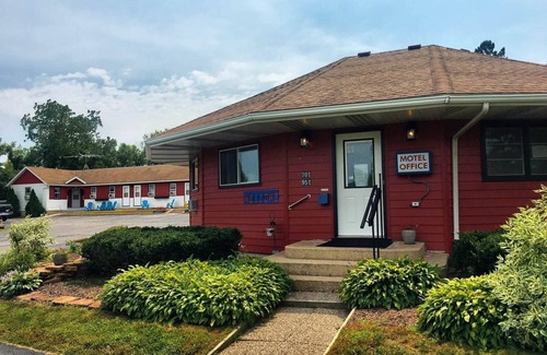 Mount Horeb Hotel | Ideal Getaway at The Little Village, 1 Bedroom King Suite