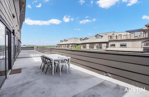 West Campus Apartment | Cozy Retreat with King Beds and Patio Dining in ATX