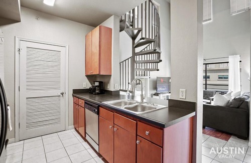 West Campus Apartment | Cozy Retreat with King Beds and Patio Dining in ATX