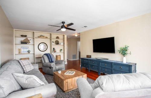 Fredericksburg House | King Beds Game Room On 290 Large Estate Kitchen