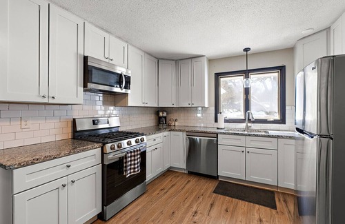 Burnsville House | Spacious King Beds for 11, Pet-Friendly with Pool Access