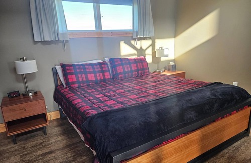 Maple Hill Hotel | King Cabin Room Honeybee
