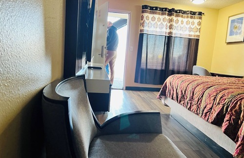 Pasco Hotel | Budget-Friendly Knights Inn Pasco: Family & Accessible Amenities
