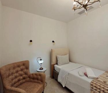 Saburtalo Apartment | King David Two-Bedroom Getaway: Family and Pet Friendly