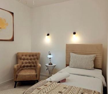 Saburtalo Apartment | King David Two-Bedroom Getaway: Family and Pet Friendly