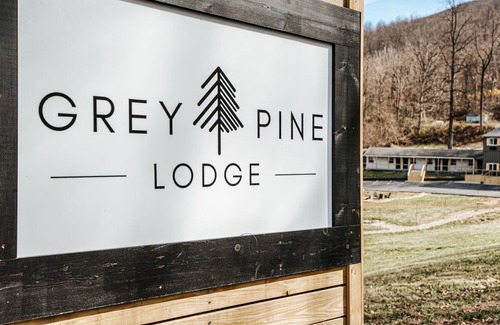 Waynesboro Apartment | King Deluxe | BEST Location & Amenities!
