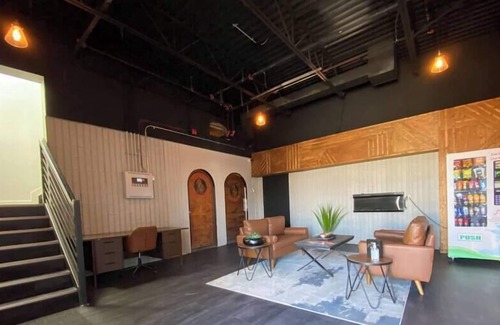 Clairmont Apartment | Modern King Exec Suite with Kitchenette - Family Friendly!