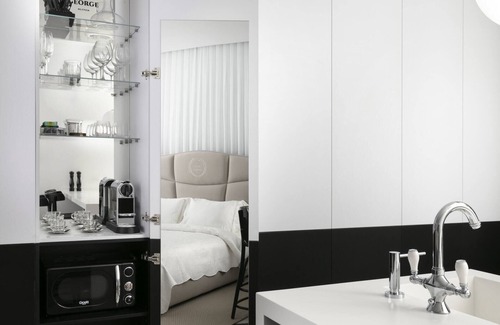 Jerusalem City Centre Apartment | Premier King George Deluxe Suite with Kitchen & Accessibility