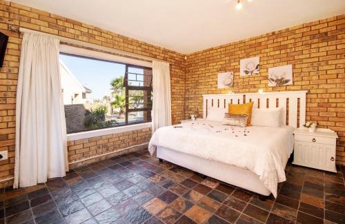 Bluewater Bay House | Cozy King Guest Lodge with Oceanfront Pool Access