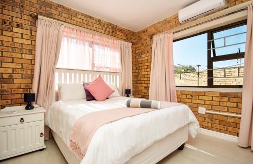 Bluewater Bay House | Cozy King Guest Lodge with Oceanfront Pool Access