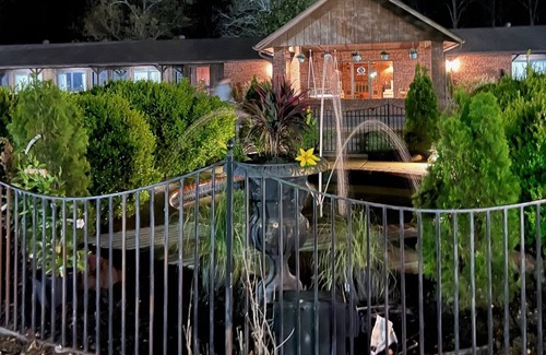 Wappapello House | King Kitchenette Retreat with High-Speed Internet & Pool