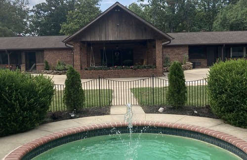 Wappapello House | King Kitchenette Retreat with High-Speed Internet & Pool