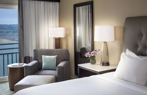 Lakeway Hotel | Delightful King Lakeview at Lakeway Resort & Spa, Pets Welcome!