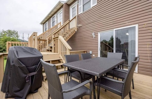 Osage House | Premier King Master Suite Near WVU with Pool & Spa
